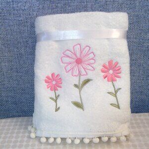 BRAND NEW Bittersweet Inn White Daisy Hand Towels (2)